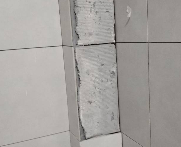 西市瓷砖空鼓维修公司分享下瓷砖施工前基层浇水润湿程度不足，可能导致以下问题