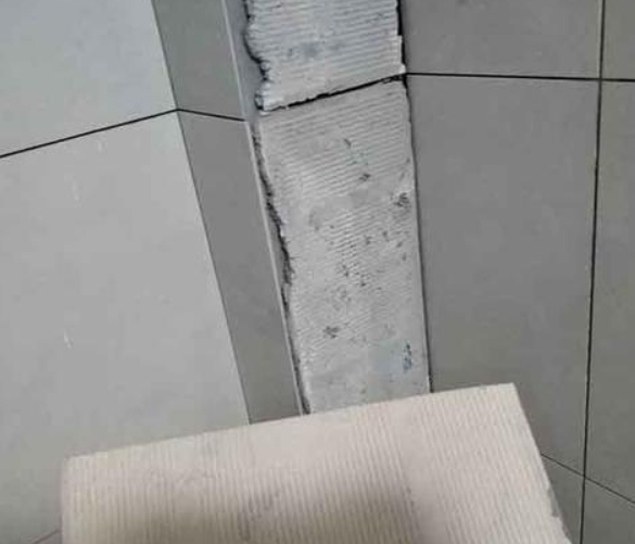 西市瓷砖空鼓维修公司分享下厨房瓷砖脱落的补救措施。